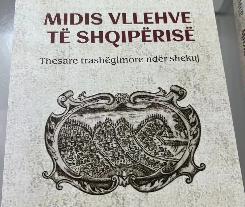 Shkrimtari Mihal Krimçe dhuron për Bibliotekën Publike Dritëro Agolli librin “Midis vllehëve të Shqipërisë”